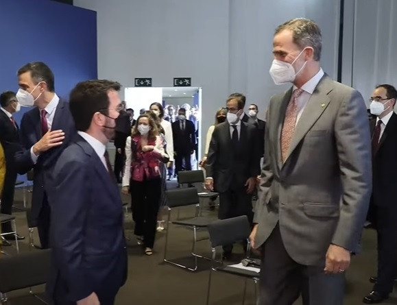 El presidente de la Generalitat, Pere Aragonès, y el Rey Felipe VI, y detrás el presidente del Gobierno, Pedro Sánchez, y la ministra Nadia Calviño