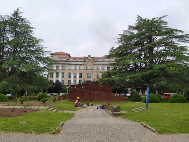 Obras de renovación de los bancos del Campus Sur, en Santiago de Compostela.