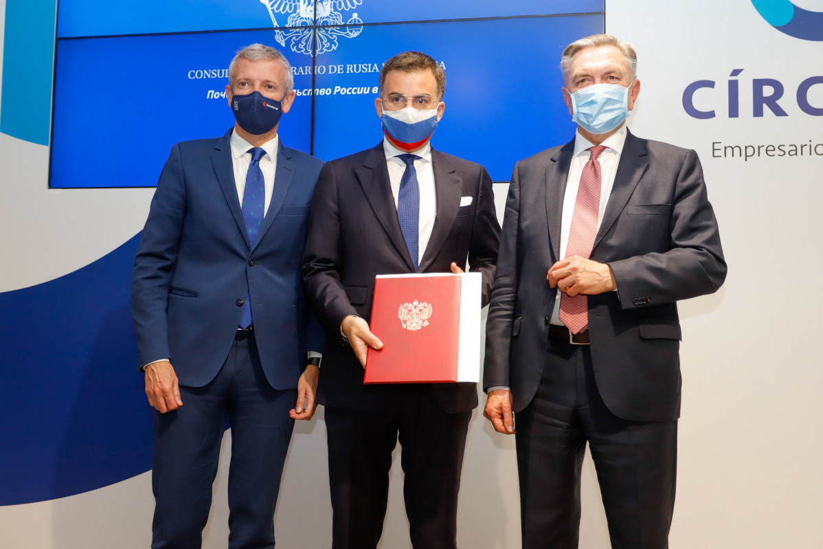 Alfonso Rueda a la izquierda y Pedro Mouriu00f1o a la derecha en la inaguraciu00f3n del consulado de Rusia en un acto en el Cu00edrculo de Empresarios de Vigo del que Mouriu00f1o es presidente desde enero   Foto de la Vicepresidencia de la Xunta