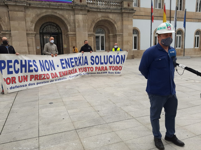 Protesta de trabajadores de Alcoa delante de la Diputación de Lugo.