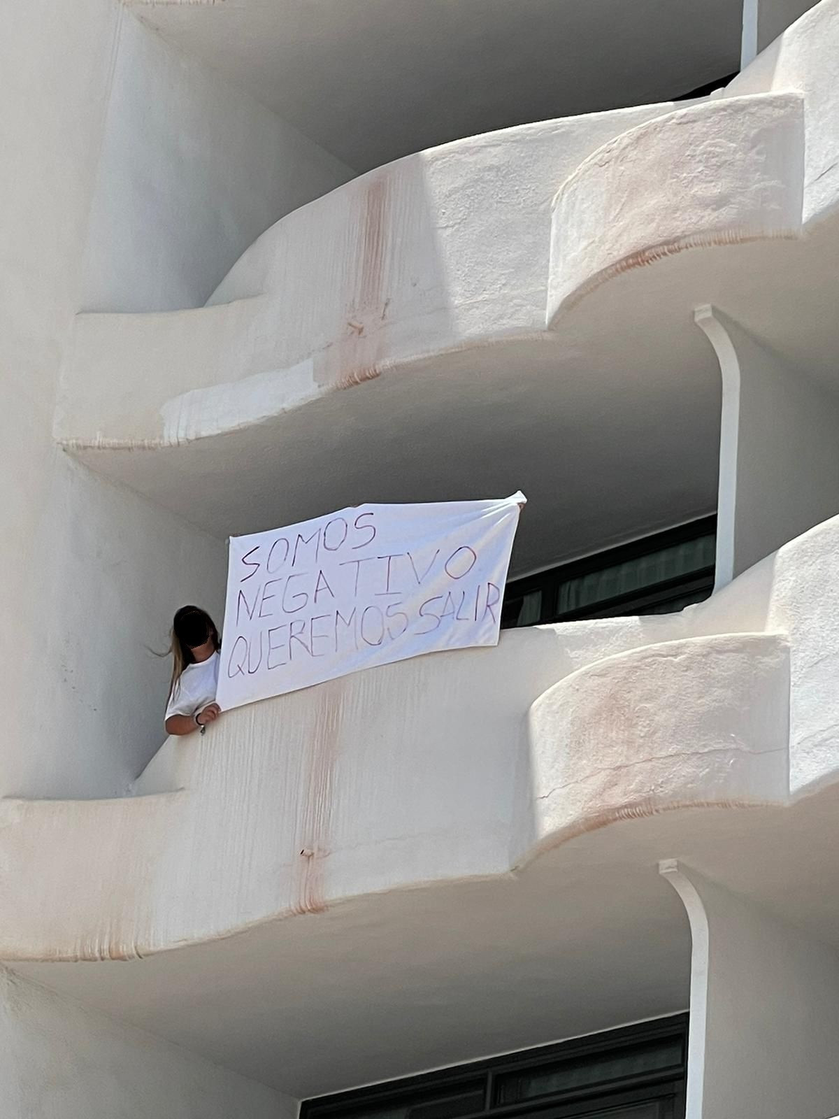Estudiante gallega confinada en una habitación del hotel Bellver de Mallorca por el macrobrote que afectó a jóvenes participantes en viajes de fin de curso a la isla.