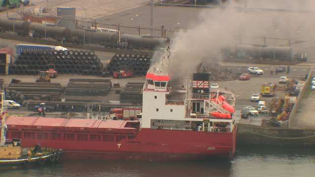 Incendio en el cargero URA en el puerto de A Coruu00f1a   Foto CRTVG