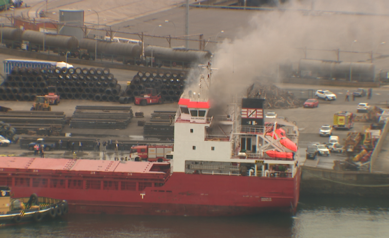 Incendio en un carguero en el puerto de A Coruña provoca un hospitalizado y la activación del plan de emergencias