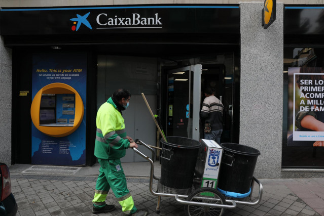 Archivo - Una oficina de Caixabank en Madrid, a 22 de abril de 2021, en Madrid (España).