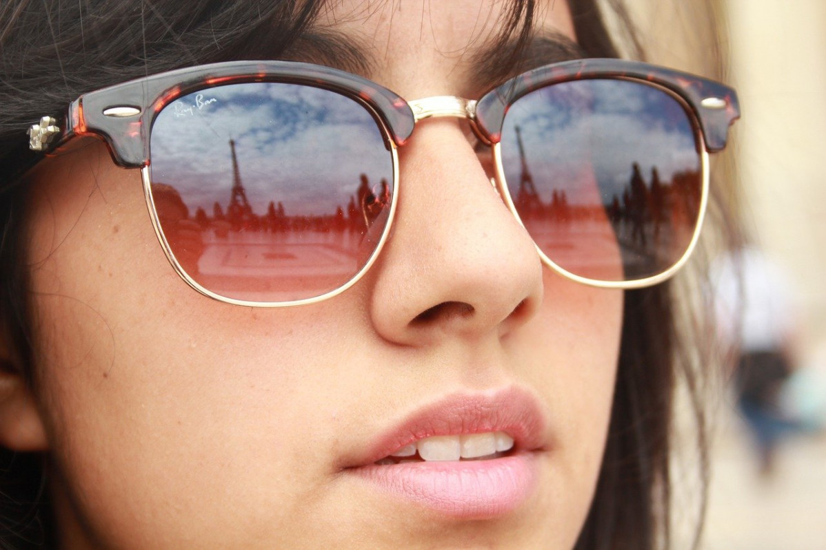 La imagen de la Torre Eiffel de Paru00eds reflajadas en las gafas de una turista