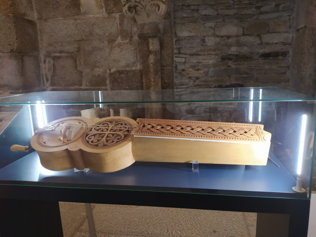 El organistro, uno de los instrumentos presentes en la exposición 'A memoria do son'