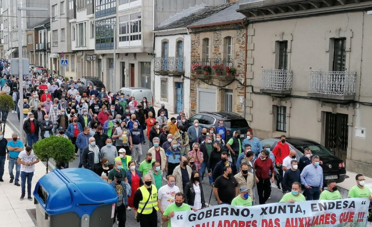 Centenares de personas recorren As Pontes para demandar una solución para el empleo en la comarca