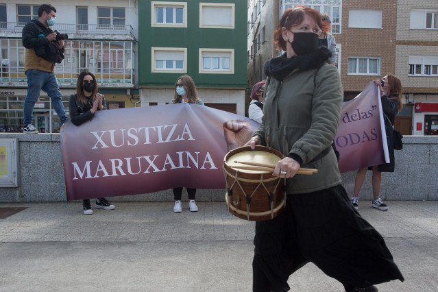 Archivo - Varias mujeres participan en una manifestación en apoyo a las 87 mujeres que en 2019 fueron grabadas “sin autorización”, a 4 de abriil de 2021, en San Cibrao