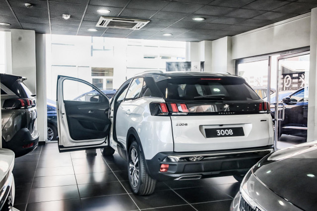 Archivo - Imagen de un coche, Peugeot 3008, en un concesionario de Madrid.