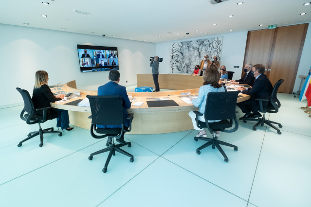 El tittular del Gobierno gallego, Alberto Núñez Feijóo, preside la reunión del Consello