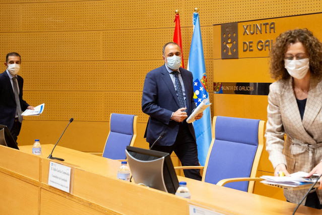 El conselleiro de Sanidade, Julio García Comesaña, acompañado de la directora xeral de Saúde Pública, Carmen Durán Parrondo, y del subdirector xeral de Sistemas e Tecnoloxías da Información, Benigno Rosón Calvo