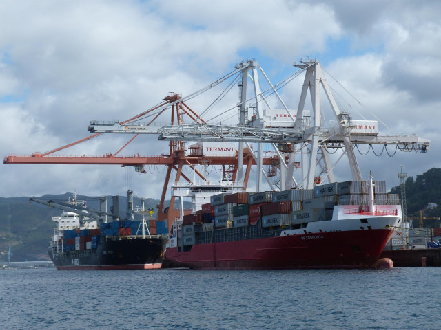 Archivo - Contenedores Maersk puerto de Vigo