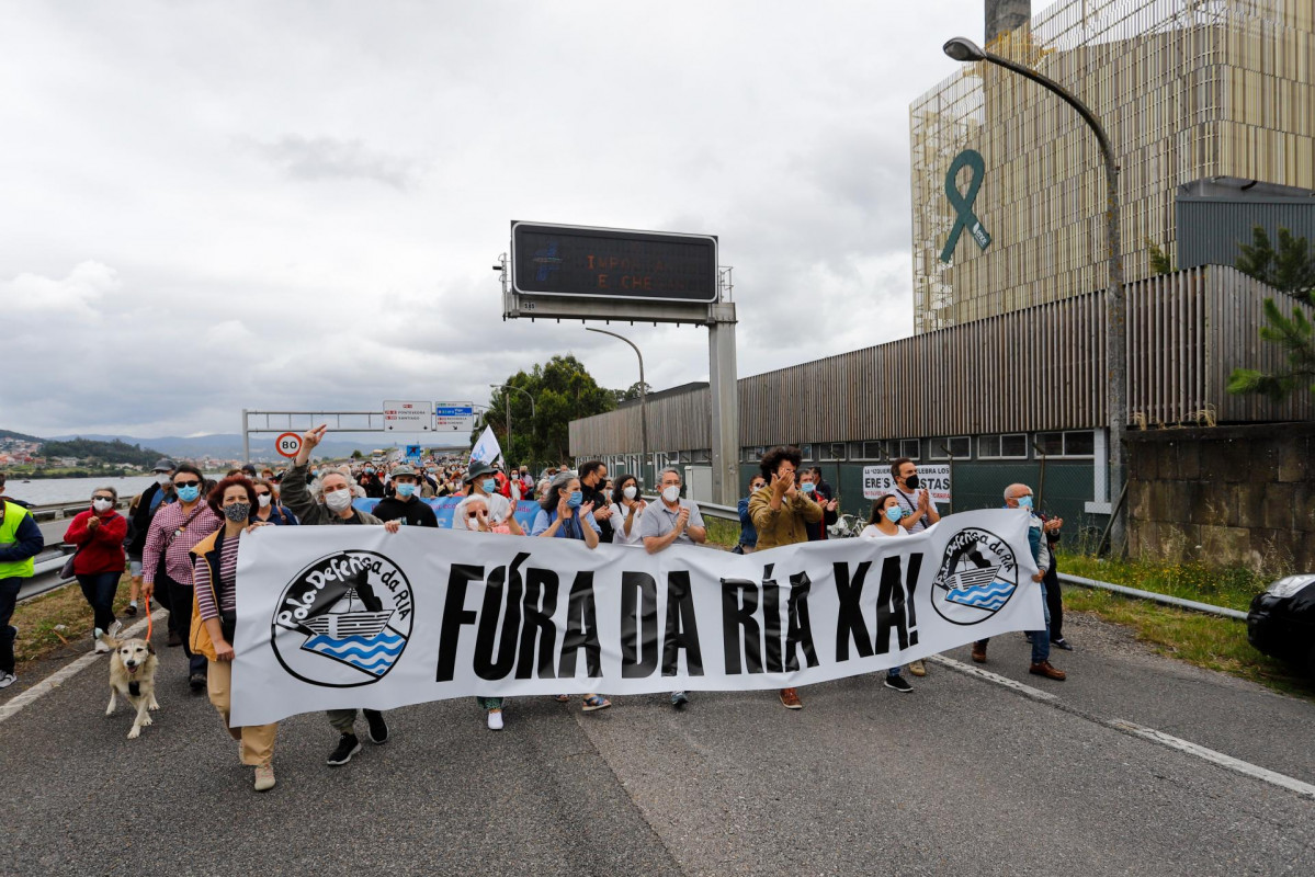Decenas de personas con una pancarta en la que se lee: `Fóra da ría xa!´, durante una manifestación contra Ence, a 4 de julio de 2021, en Vigo, Pontevedra, Galicia (España) este verano