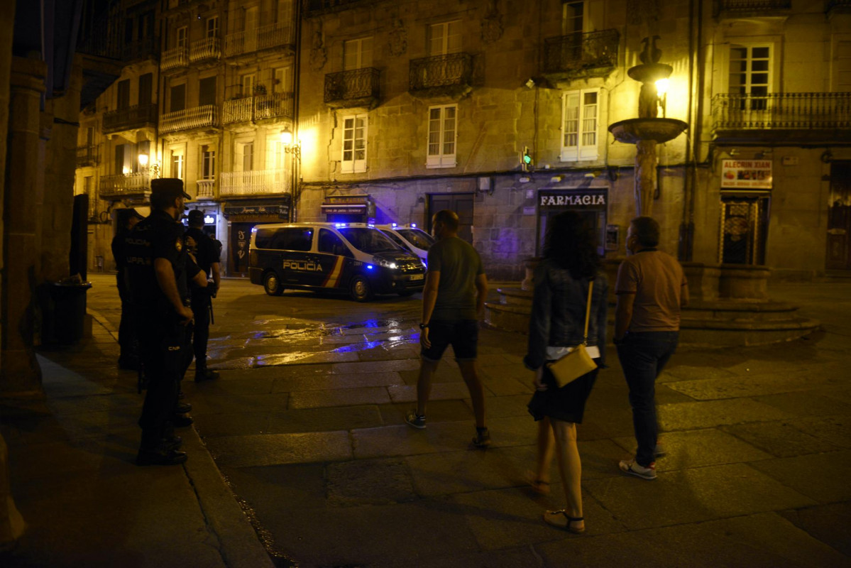 Dos furgonetas de la Unidad de Preveción-Reacción de la Policía Nacional, en la Praza do Ferro, en un control policial para evitar botellones y aglomeraciones, a 4 de julio de 2021, en Ourense, Gal