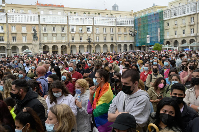 Concentración en la plaza de María Pita de A Coruña convocada por colectivos LGTBI para reclamar justicia para Samuel, el joven que recibió una paliza mortal en A Coruña