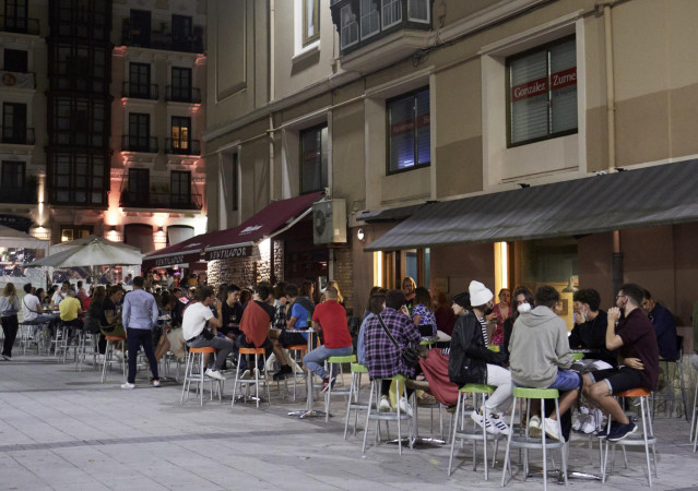 Ambiente en una calle de bares de Santander, antes de su cierre a medianoche, a 3 de julio de 2021, en Santander, Cantabria (España). La región de Cantabria acordó cerrar a partir de este viernes y durante 14 días los locales de ocio nocturno a las 00:00