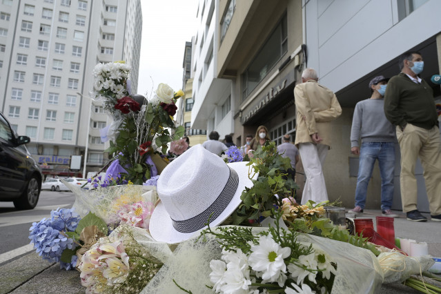 Flores y objetos en el altar colocado en la acera donde fue golpeado Samuel, el joven asesinado en A Coruña el pasado sábado 3 de julio, a 6 de julio de 2021, en A Coruña, Galicia, (España).