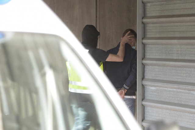 Un agente lleva arrestado a uno de los acusados para declarar como presunto autor de la paliza que causó la muerte a Samuel Luiz en A Coruña el pasado 3 de julio, a 9 de julio de 2021, en A Coruña, Galicia, (España). Por el momento hay cuatro detenidos po