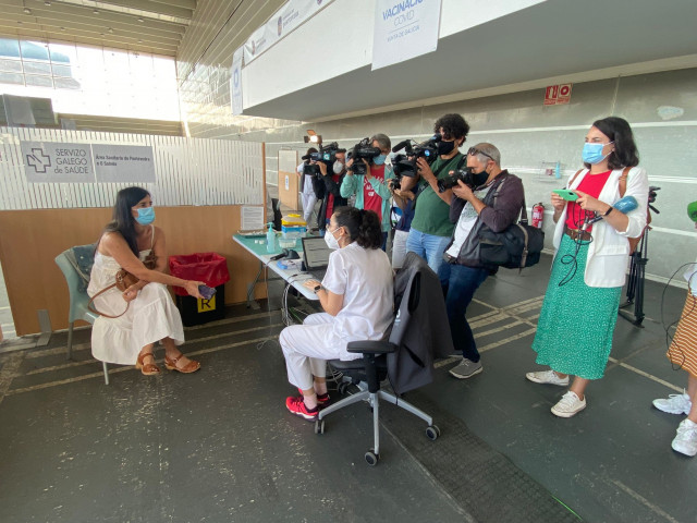 Imagen de la paciente que recibió la inyección con la que Galicia alcanza los 3 millones de dosis administradas