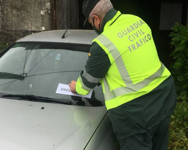 La Guardia Civil intecepta a un conductor ebrio y con el carné retirado que huyó de un accidente en A Pontenova (Lugo).