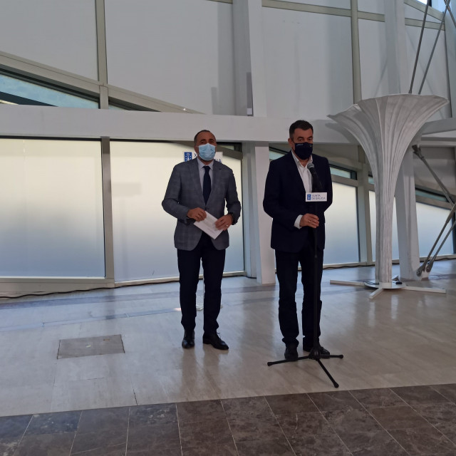 Los conselleiros de Sanidade, Julio García Comesaña, y Educación, Román Rodríguez, en la Cidade da Cultura