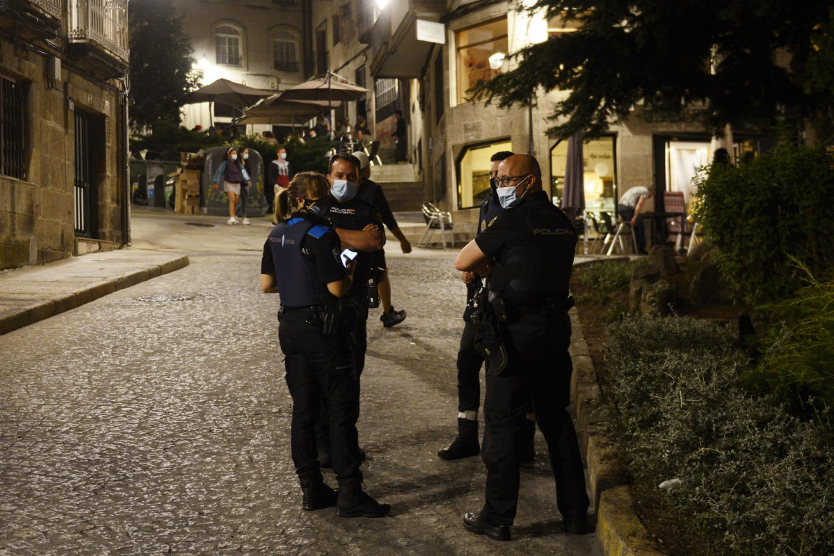 Varios agentes de la Policía Local y del Cuerpo Nacional de Policía, en la Praza dos Suaves, en un control policial para evitar botellones y aglomeraciones, a 4 de julio de 2021, en Ourense, Galicia