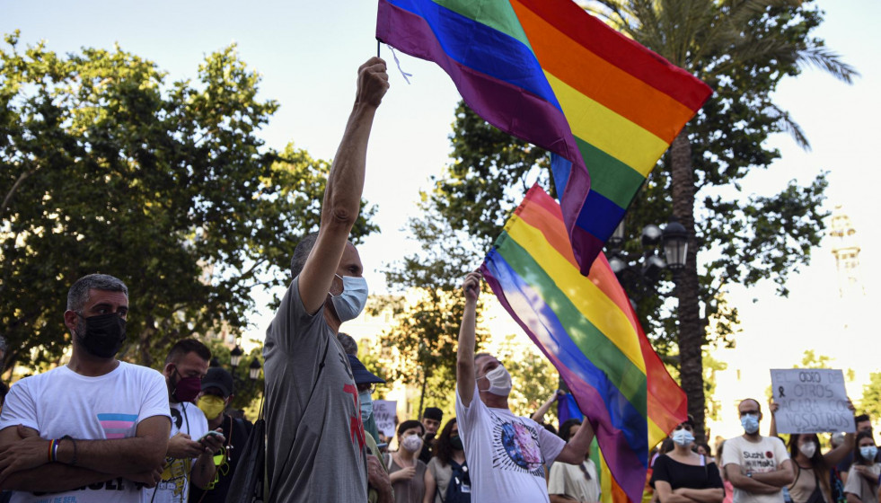 Jóvenes sostienen la bandera LGBTI en una manifestación el pasado lunes