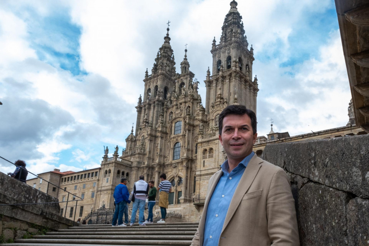 El secretario general del Partido Socalista de Galicia (PSdG), Gonzalo Caballero, posa después de una entrevista con Europa Press, en la Plaza del Obradoiro, frente a la catedral de Santiago en una foto de archivo de EP