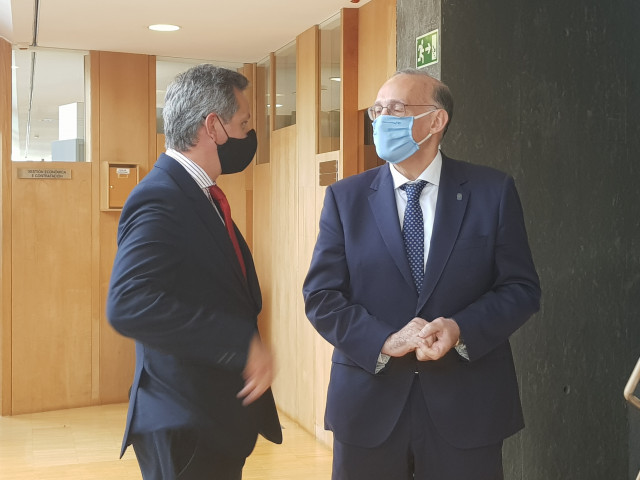 El delegado del Gobierno, José Miñones, y el rector de la Universidade de Vigo, Manuel Reigosa, conversan antes de mantener una reunión