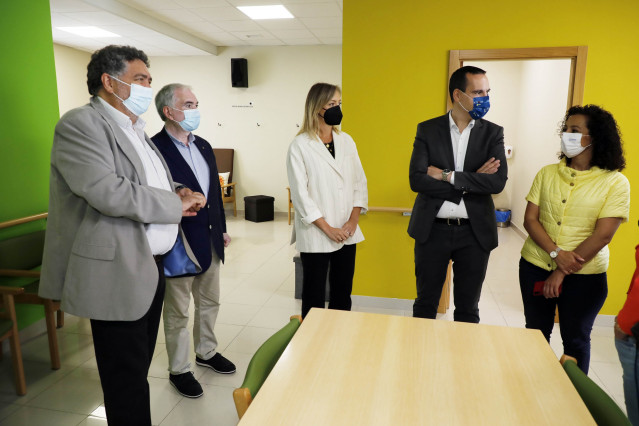 La conselleira de Política Social, Fabiola García, acude al Lago de Castiñeiras, en Marín, donde realiza su labor el alumnado del centro especial de empleo que la Fundación Juan XXIII.