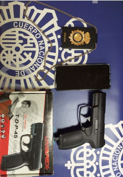Efectos intervenidos a un vecino de Lugo detenido por la Policía Nacional por hacerse pasar por agente.