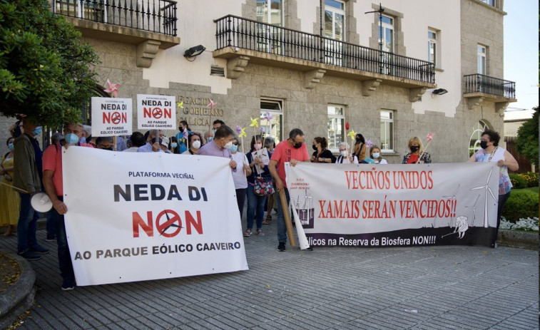 Cientos de personas protestan contra los parques macroeólicos que planea autorizar el Gobierno de España