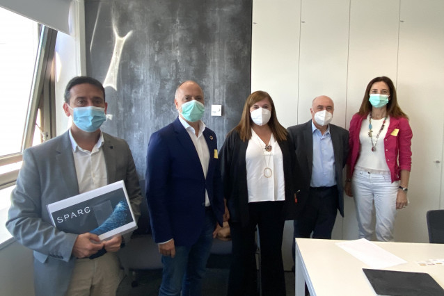 El delegado del Estado en el Consorcio de la Zona Franca de Vigo, la secretaria general de Innovación, el docente Francisco Díaz, la directora general de la entidad y el director de Evaluación y Cooperación Tecnológica del CDTI