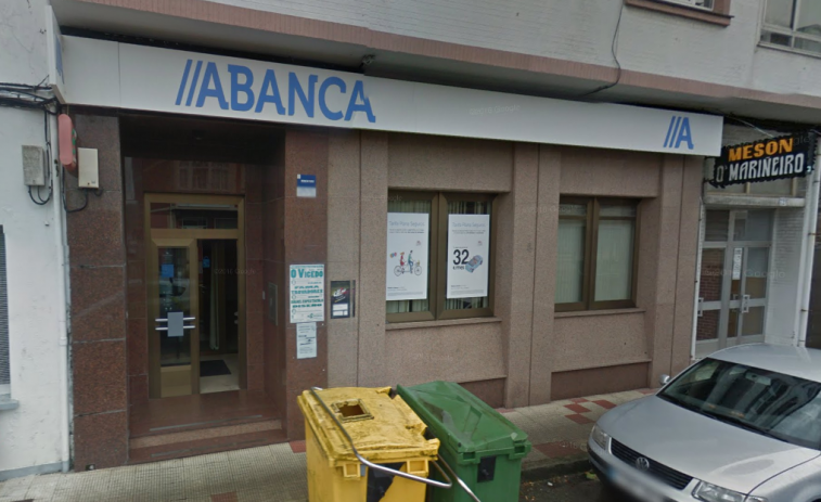 Manifestación en O Vicedo (Lugo) por el cierre de última oficina bancaria del municipio, de Abanca