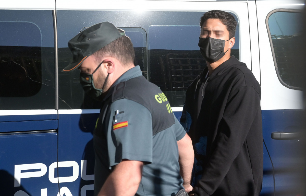 El investigado que se ha declarado inocente de la muerte de Samuel Luiz acude, esposado y acompañado de un agente de la Policía Nacional, al  Juzgado de Instrucción número 8 de A Coruña.