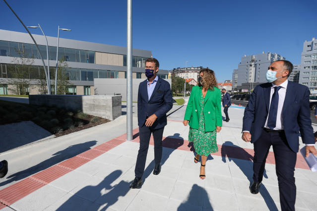 El presidente de la Xunta, Alberto Núñez Feijóo, y la alcaldesa de Narón, Marián Ferreiro, inauguran el nuevo centro de salud de esta localidad coruñesa.