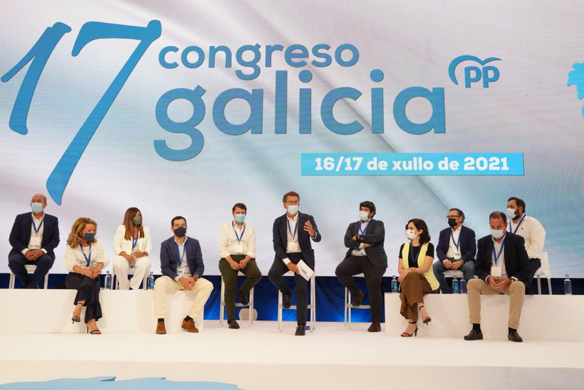 Feiju00f3o con los lu00edderes autonu00f3micos del PP en el congreso gallego celebrado en Santiago