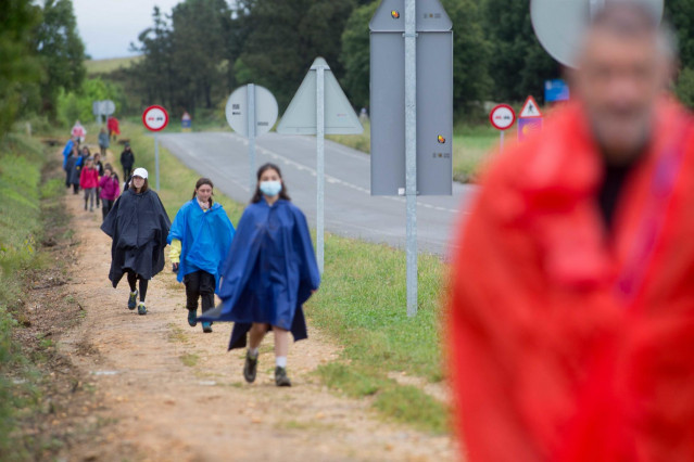 Archivo - Un grupo escolar madrileño camina dirección a Santiago de Compostela por la ruta del Camino de Santiago francés.