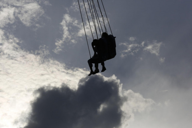 Archivo - El recinto ferial de Granada se llena de gente con los columpios y atracciones instaladas en la zona pese a la pandemia del coronavirus durante las fiestas del Corpus Christi a 05 de junio del 2021 en Granada, Andalucía.