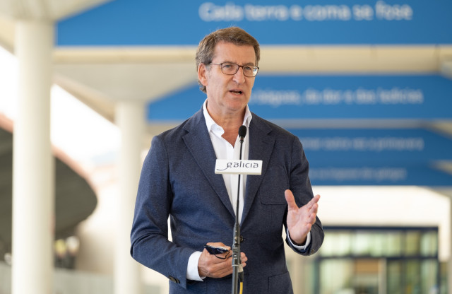 El presidente da Xunta, Alberto Núñez Feijóo, interviene en el acto de finalización de las obras de la intermodal de Ourense