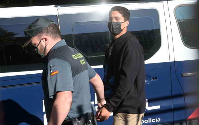 Uno de los investigados por la muerte de Samuel Luiz acude, esposado y acompañado de un agente de la Policía Nacional, al  Juzgado de Instrucción número 8 de A Coruña, a 16 de julio de 2021.
