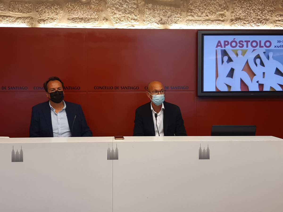 El concejal de Fiestas, Gonzalo Muu00edu00f1os, ha presentado hoy el espectu00e1culo pirotu00e9cnico de las Festas do Apu00f3stolo los du00edas 24 y 31 de julio; junto a Juan Manuel Humanes, director de espectu00e1culos de RICASA
