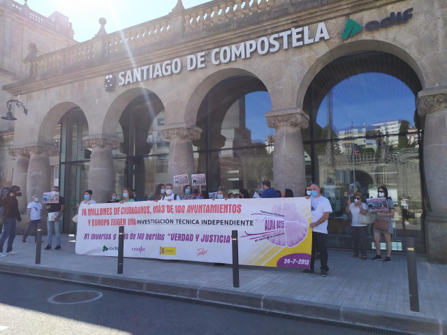 Archivo - Víctimas del accidente del Alvia de 2013 antes de manifestarse en el séptimo aniversario del siniestro