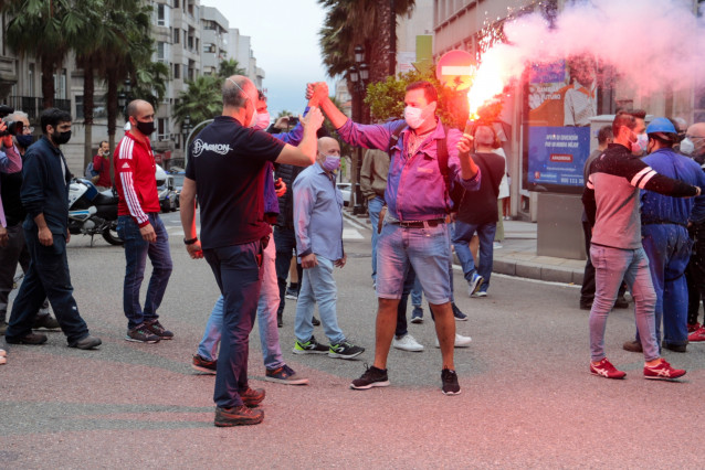 Trabajadores de astilleros y auxiliares confluyen en la calle Colón de Vigo tras partir en dos manifestaciones desde Bouzas y Teis