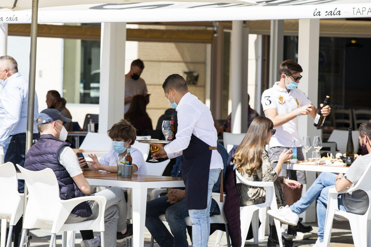 Archivo - Varias personas en una terraza de Sanxenxo, en Pontevedra, Galicia (España), a 27 de marzo de 2021. El subcomité clínico mantiene el nivel alto de restricciones en el concello de Sanxenxo