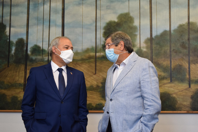 El presidente de la Diputación, José Tomé Roca, y el presidente de la Federación de Comercio, José María Seijas López, firman la renovación del convenio de colaboración