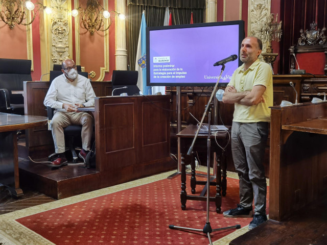 El alcalde de Ourense, Gonzalo Pérez Jácome, junto con el profesor Andrés Mazaira presentando un informe.