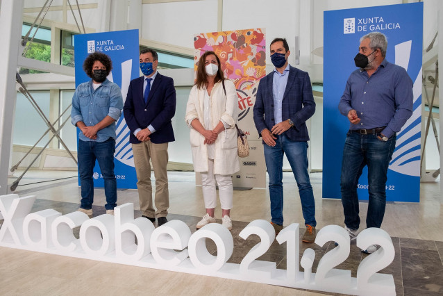 El conselleiro de Cultura, Educación e Universidade, Román Rodríguez, presenta el ciclo Comicamente junto a Xosé A. Touriñán, Lucía Veiga y Carlos Blanco