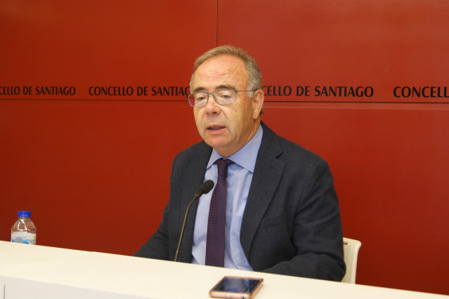 Archivo - El alcalde de Santiago, Xosé Sánchez Bugallo, en rueda de prensa