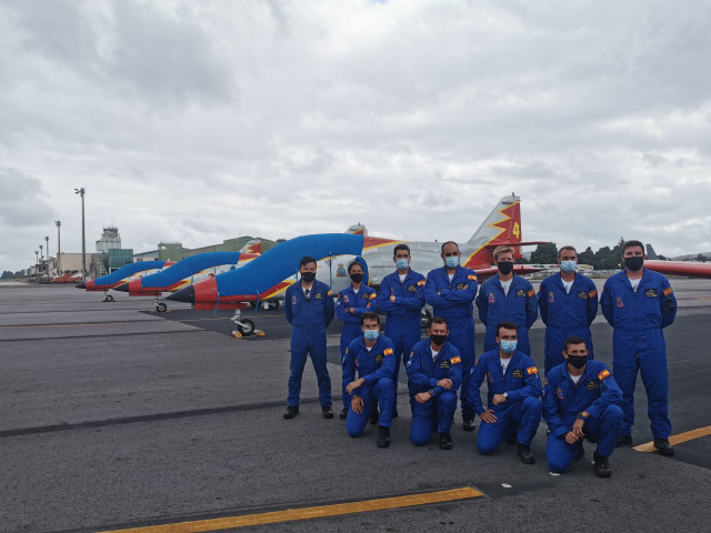 Equipo que dirigirá los siete cazas de la Patrulla Águila que pintarán el cielo de Santiago con la bandera de España el domingo 25 de julio, Día del Apóstol.